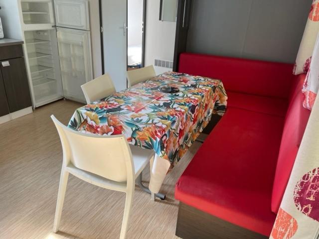 Camping Le Ruisseau Saint-André-de-Seignaux Kültér fotó